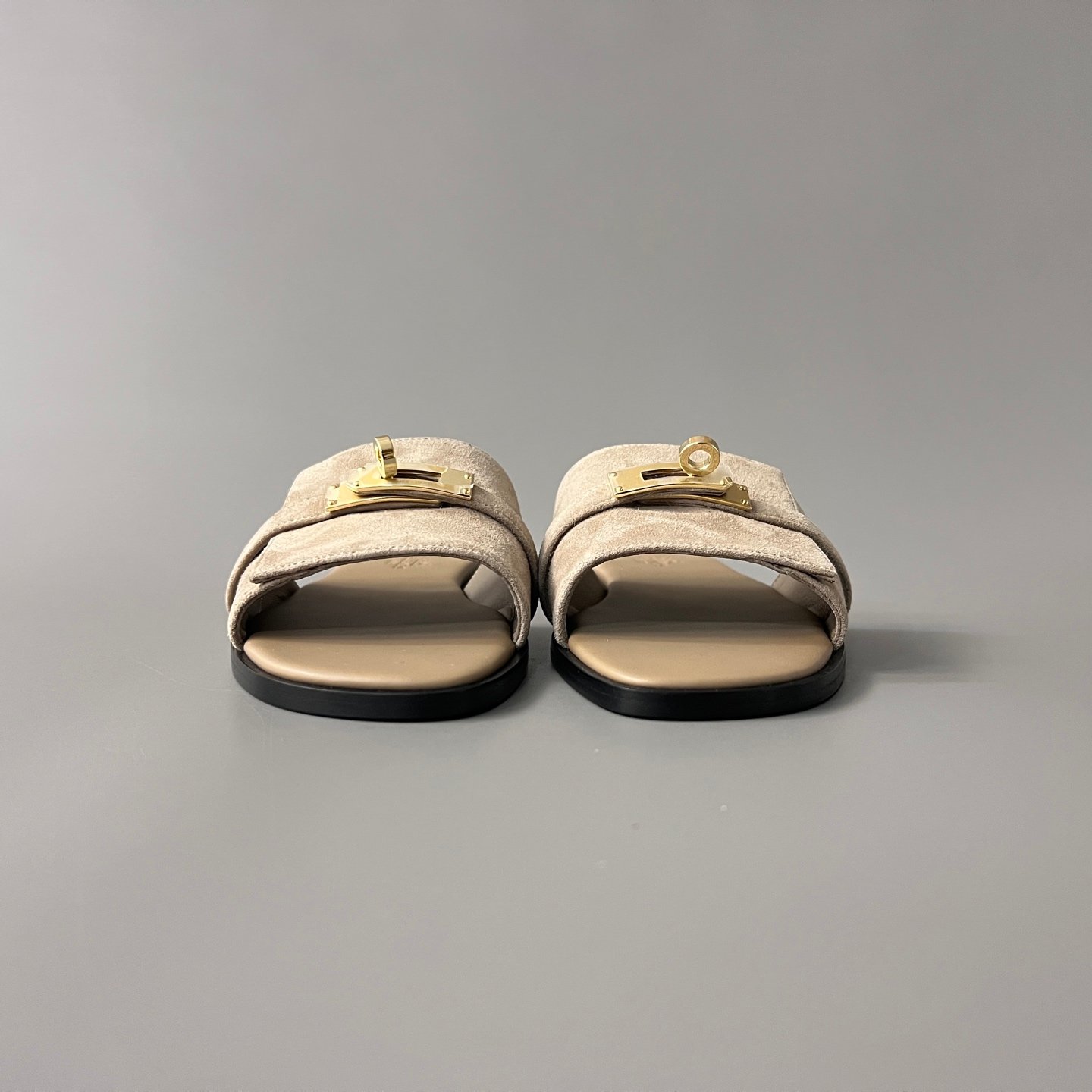 AuroraCustom Hermès Giulia Series Velvet Suede Flat Sandals (Desert Sand Beige & Permabrass Gold Hardware Edition) - Image 2