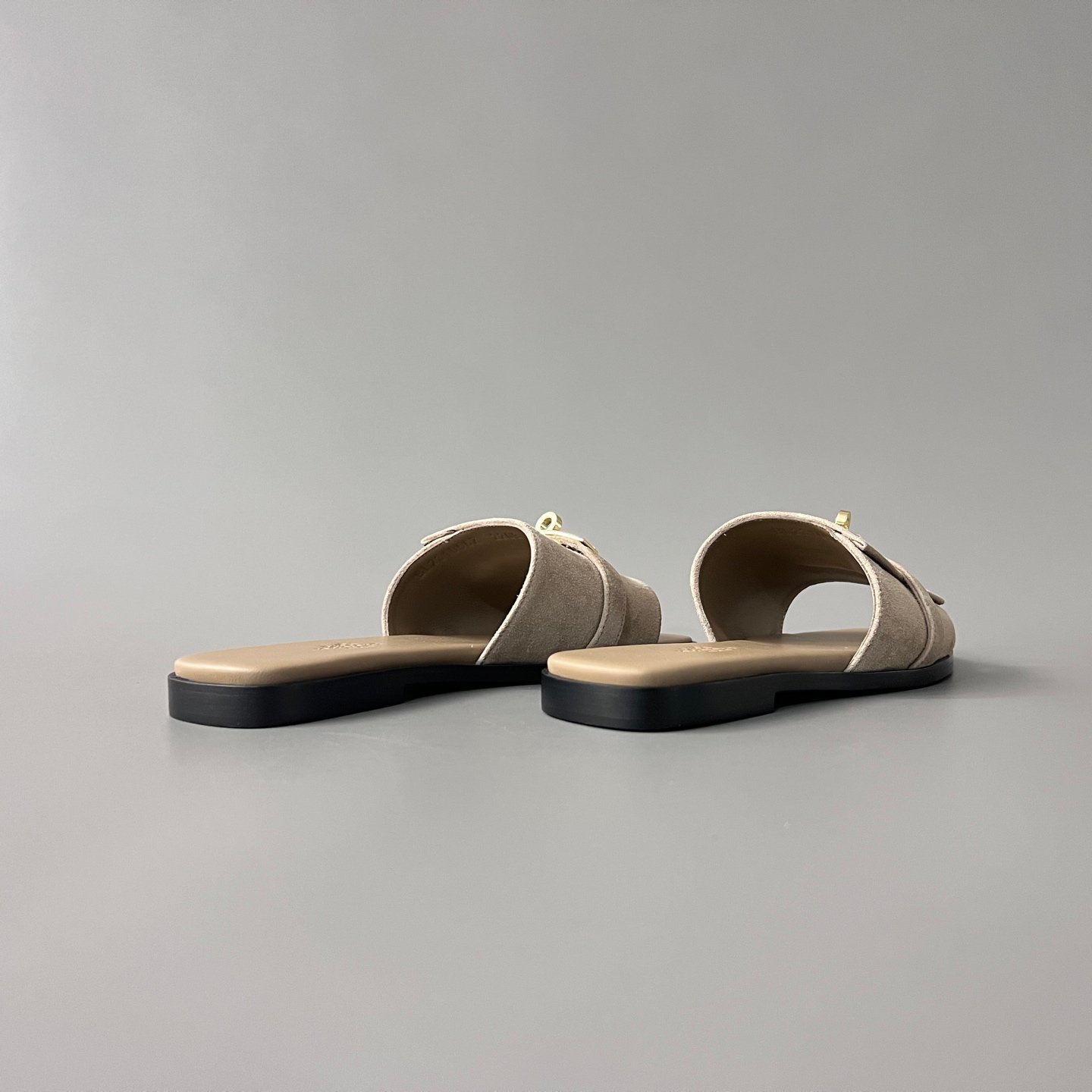 AuroraCustom Hermès Giulia Series Velvet Suede Flat Sandals (Desert Sand Beige & Permabrass Gold Hardware Edition) - Image 4