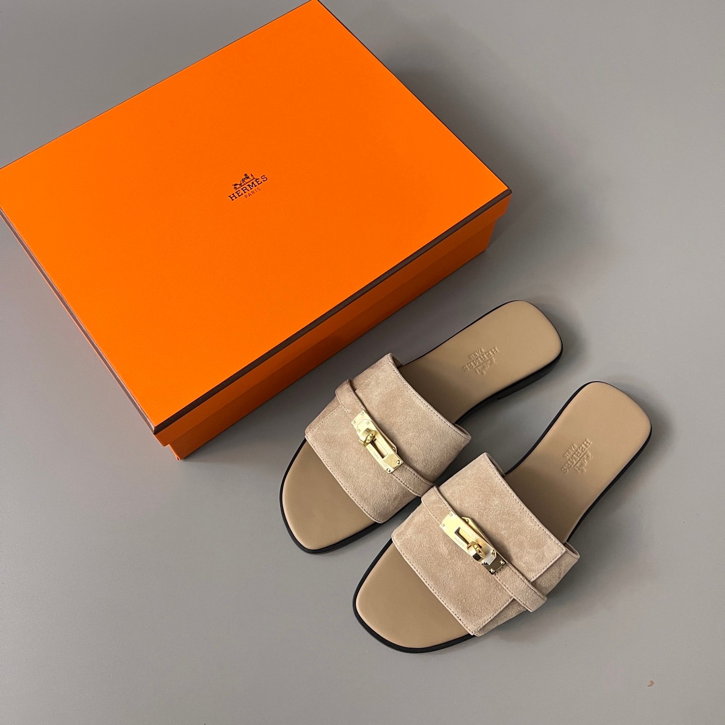 AuroraCustom Hermès Giulia Series Velvet Suede Flat Sandals (Desert Sand Beige & Permabrass Gold Hardware Edition) - Image 9