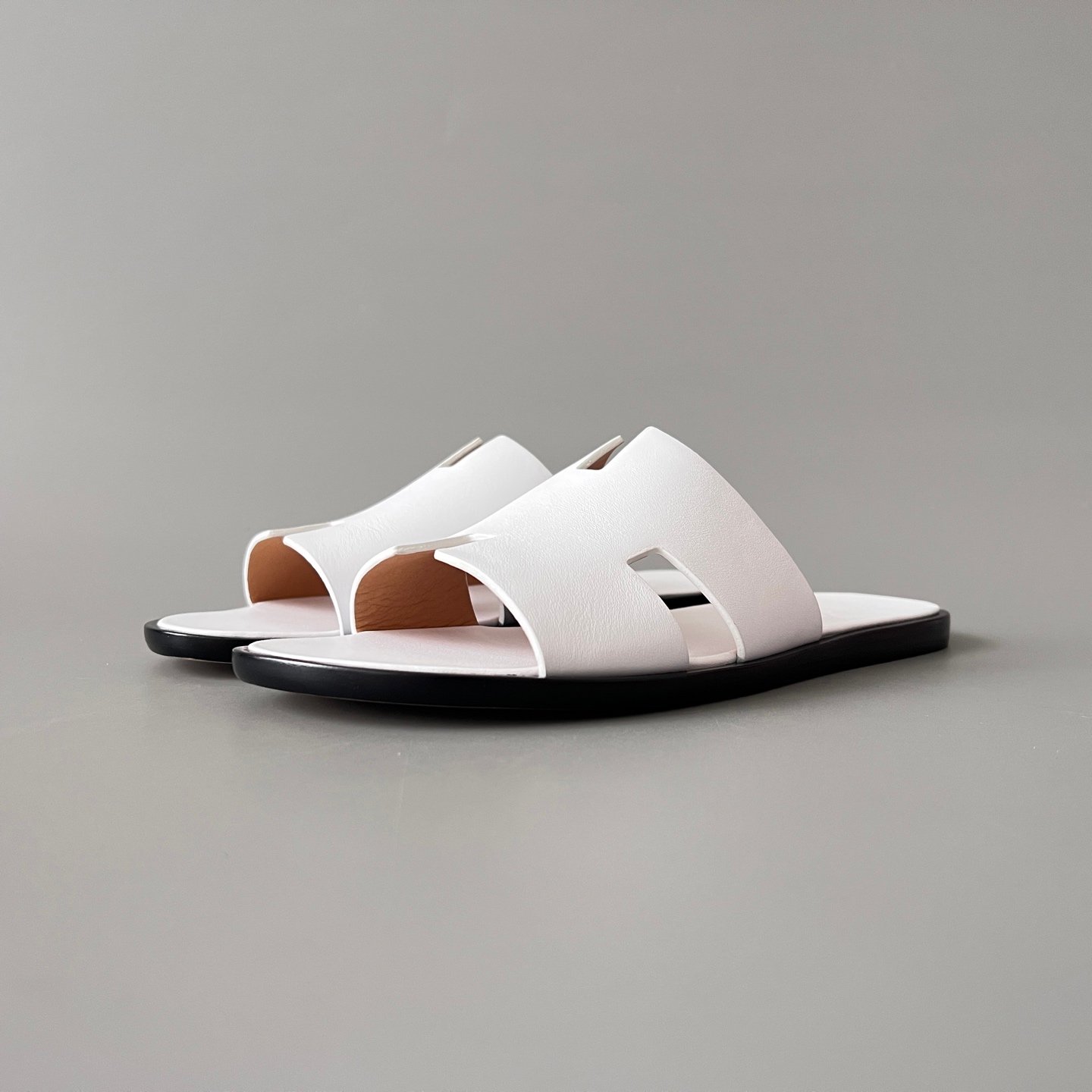AuroraCustom Hermès Izmir Series Smooth Leather Flat Sandals (Pristine Optic White, Tonal White Footbed & Edge-Blackened Leather Sole Edition)