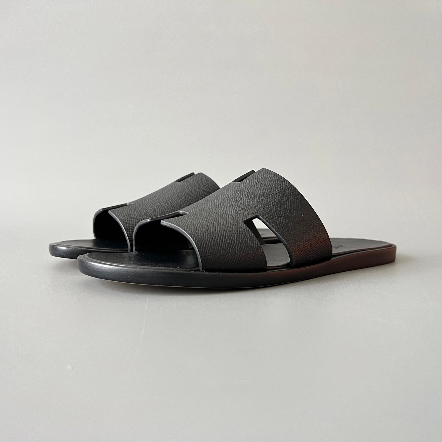 AuroraCustom Hermès Izmir Series Grained Epsom Leather Flat Sandals (Triple Stealth Black Edition)