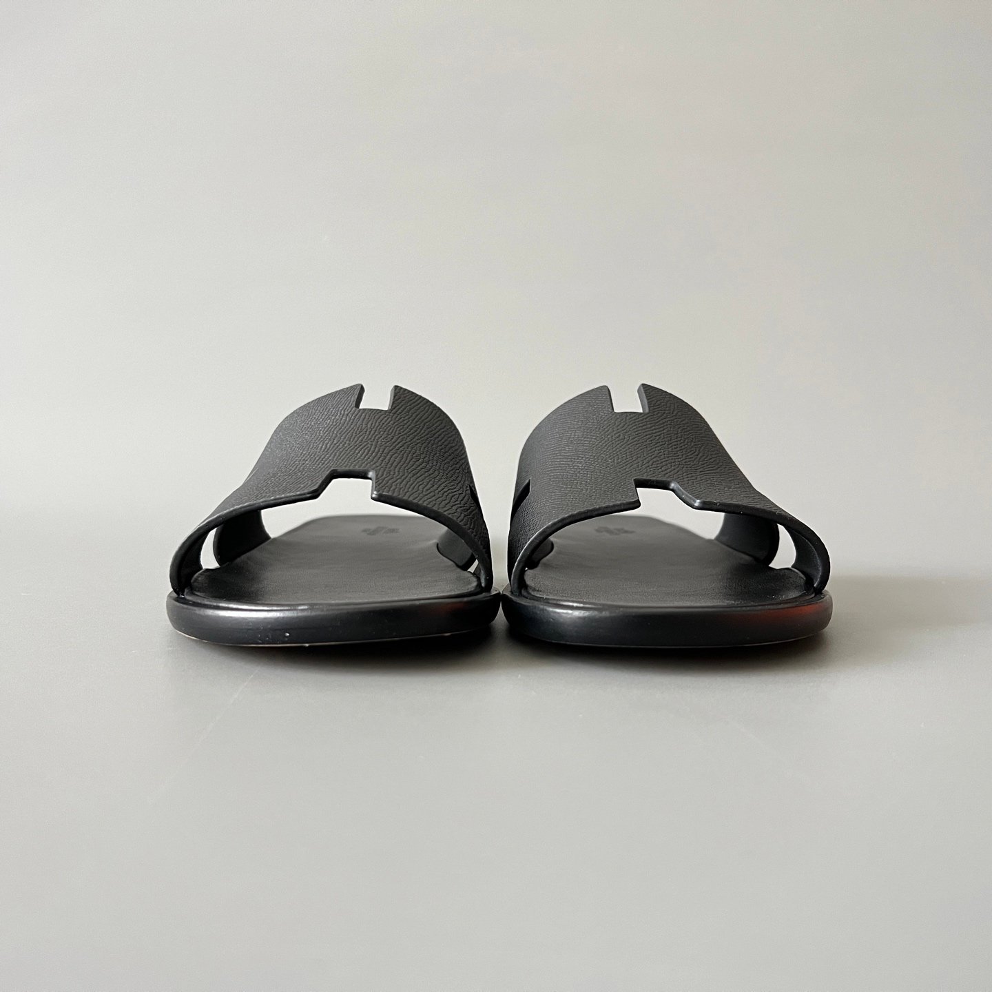 AuroraCustom Hermès Izmir Series Grained Epsom Leather Flat Sandals (Triple Stealth Black Edition) - Image 2