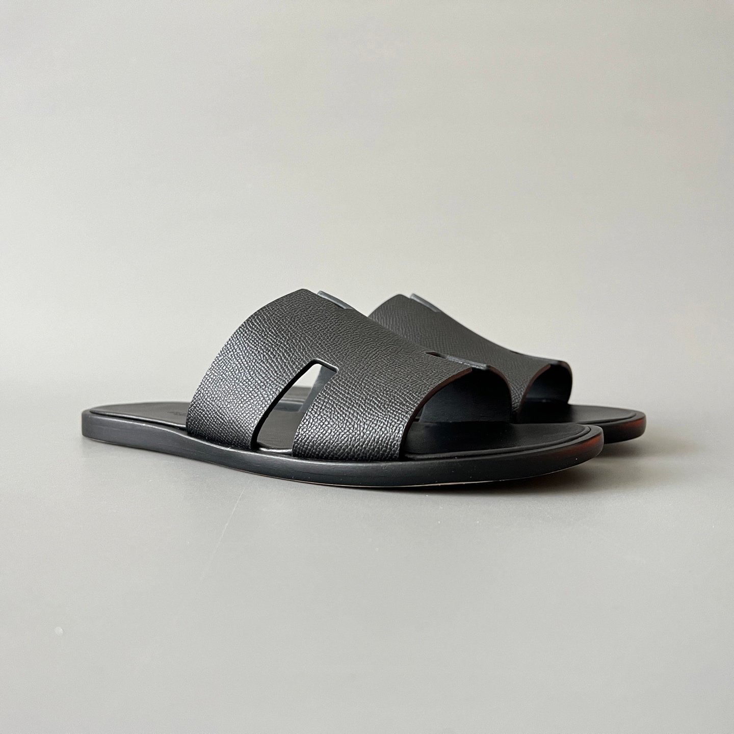 AuroraCustom Hermès Izmir Series Grained Epsom Leather Flat Sandals (Triple Stealth Black Edition) - Image 3
