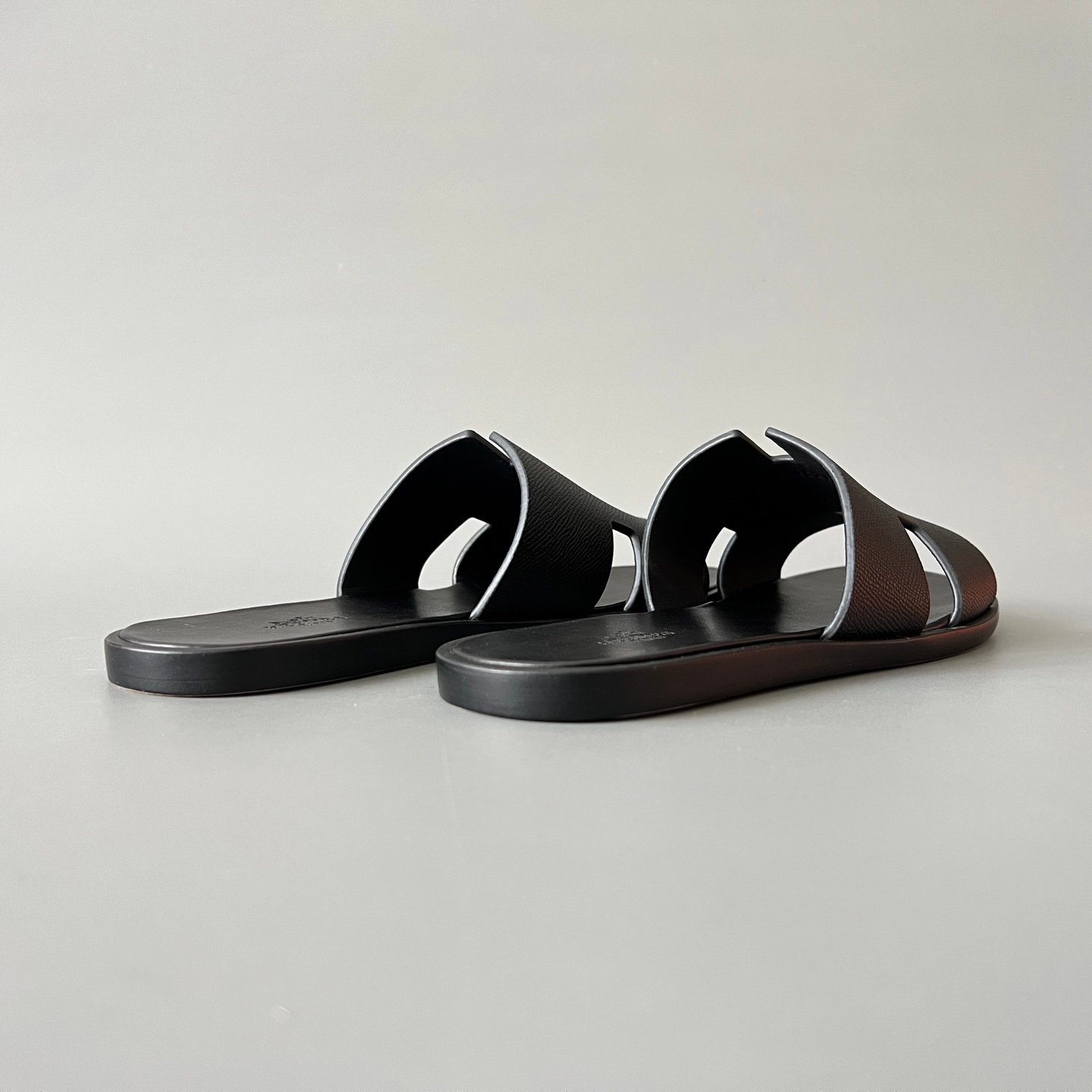 AuroraCustom Hermès Izmir Series Grained Epsom Leather Flat Sandals (Triple Stealth Black Edition) - Image 4