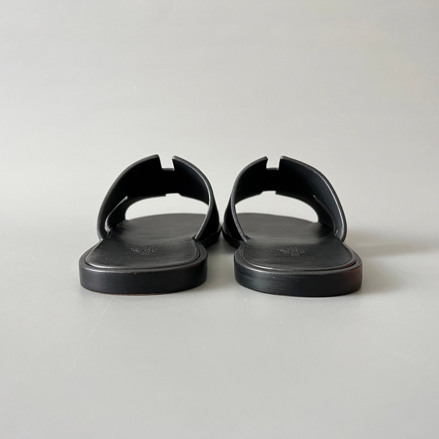 AuroraCustom Hermès Izmir Series Grained Epsom Leather Flat Sandals (Triple Stealth Black Edition) - Image 5