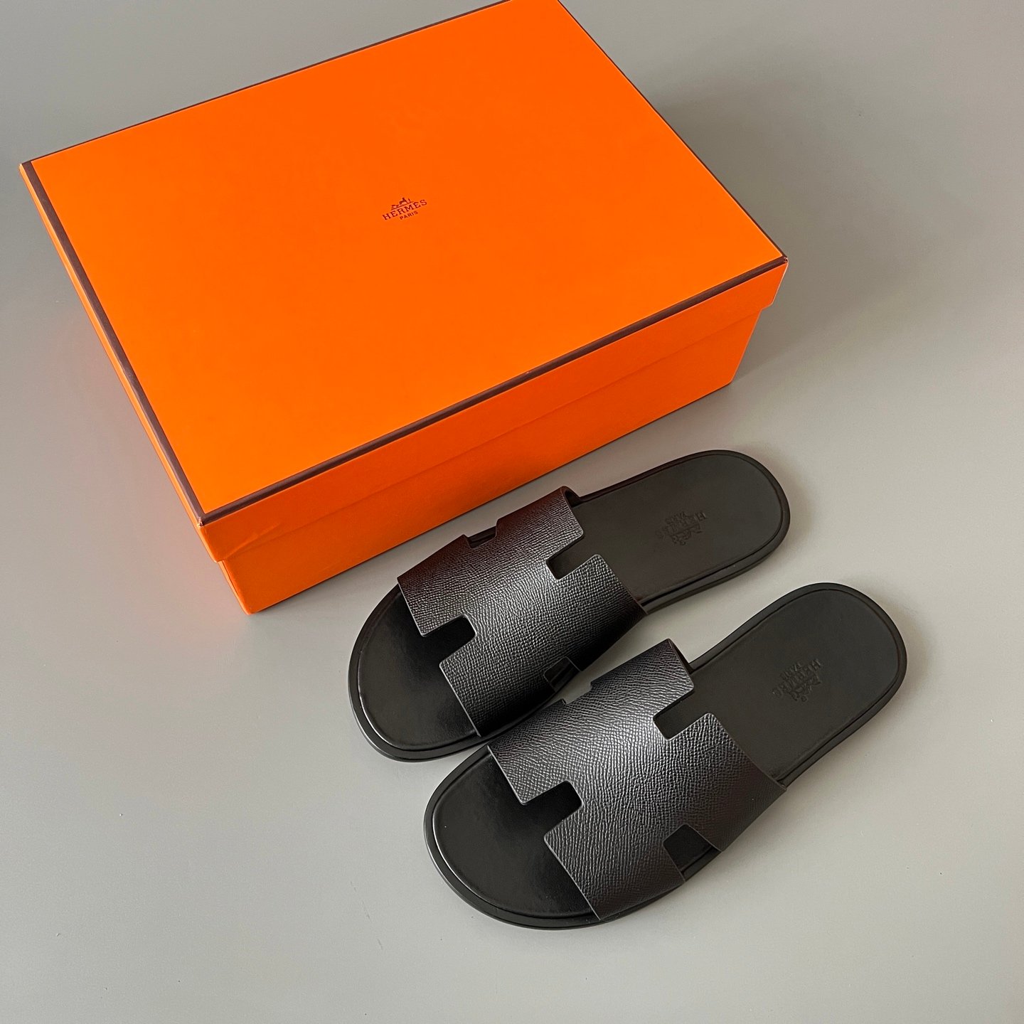 AuroraCustom Hermès Izmir Series Grained Epsom Leather Flat Sandals (Triple Stealth Black Edition) - Image 9