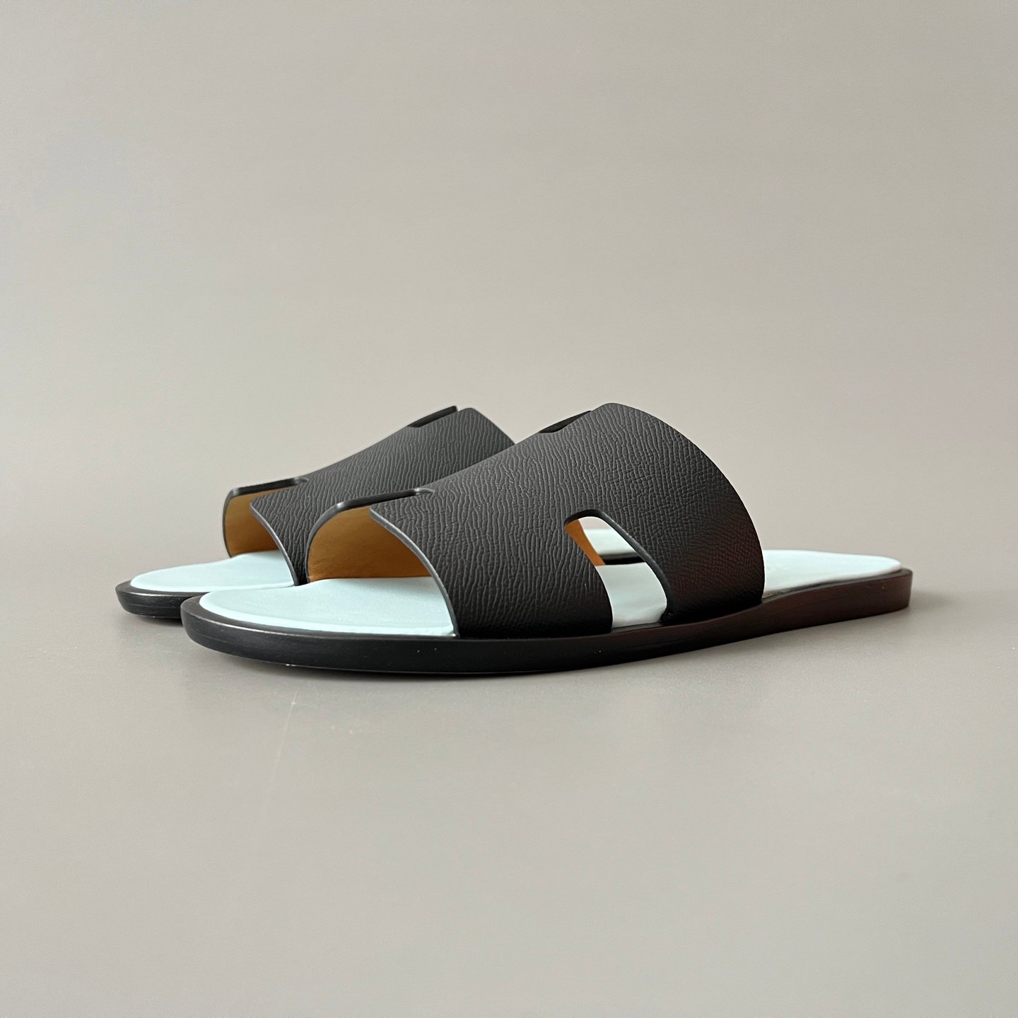 AuroraCustom Hermès Izmir Series Grained Epsom Leather Flat Sandals (Stealth Black, Sky Ice Blue Footbed & Edge-Blackened Leather Sole Edition)