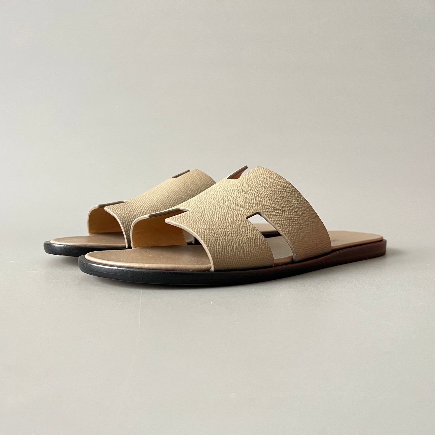 AuroraCustom Hermès Izmir Series Grained Epsom Leather Flat Sandals (Desert Sand Beige, Tonal Sand Footbed & Classic Leather Sole Edition)
