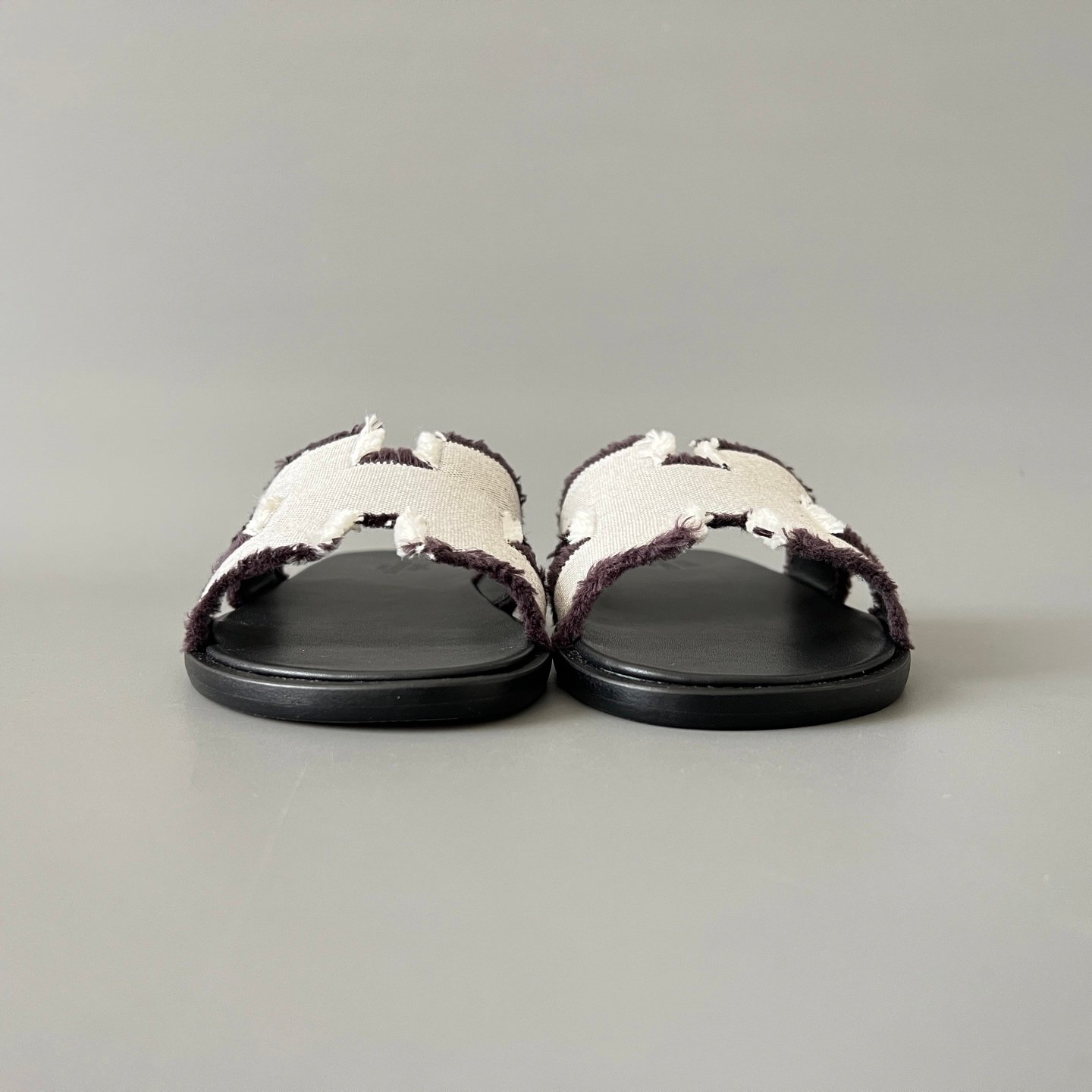 AuroraCustom Hermès Izmir Series Frayed Technical Canvas Flat Sandals (Ecru White, Espresso Black Trim & Stacked Leather Edition) - Image 2