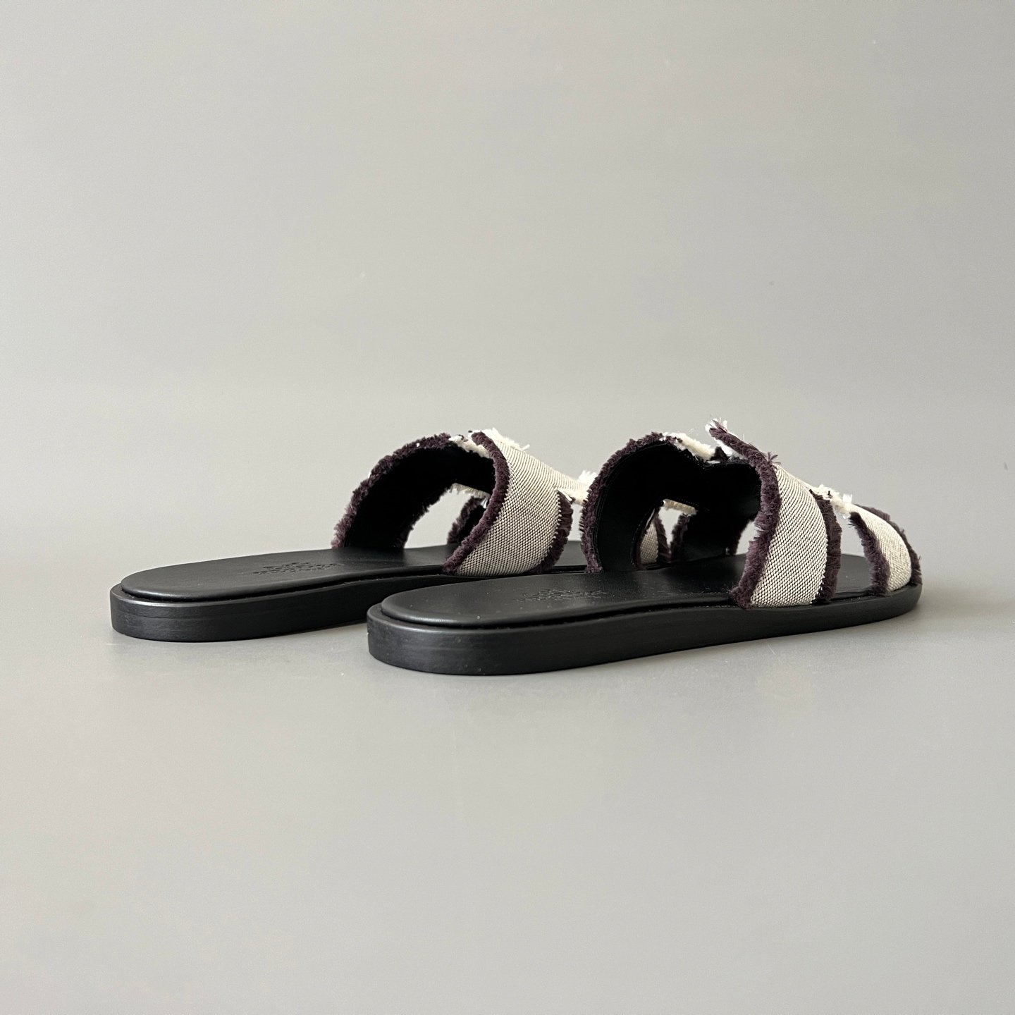 AuroraCustom Hermès Izmir Series Frayed Technical Canvas Flat Sandals (Ecru White, Espresso Black Trim & Stacked Leather Edition) - Image 4