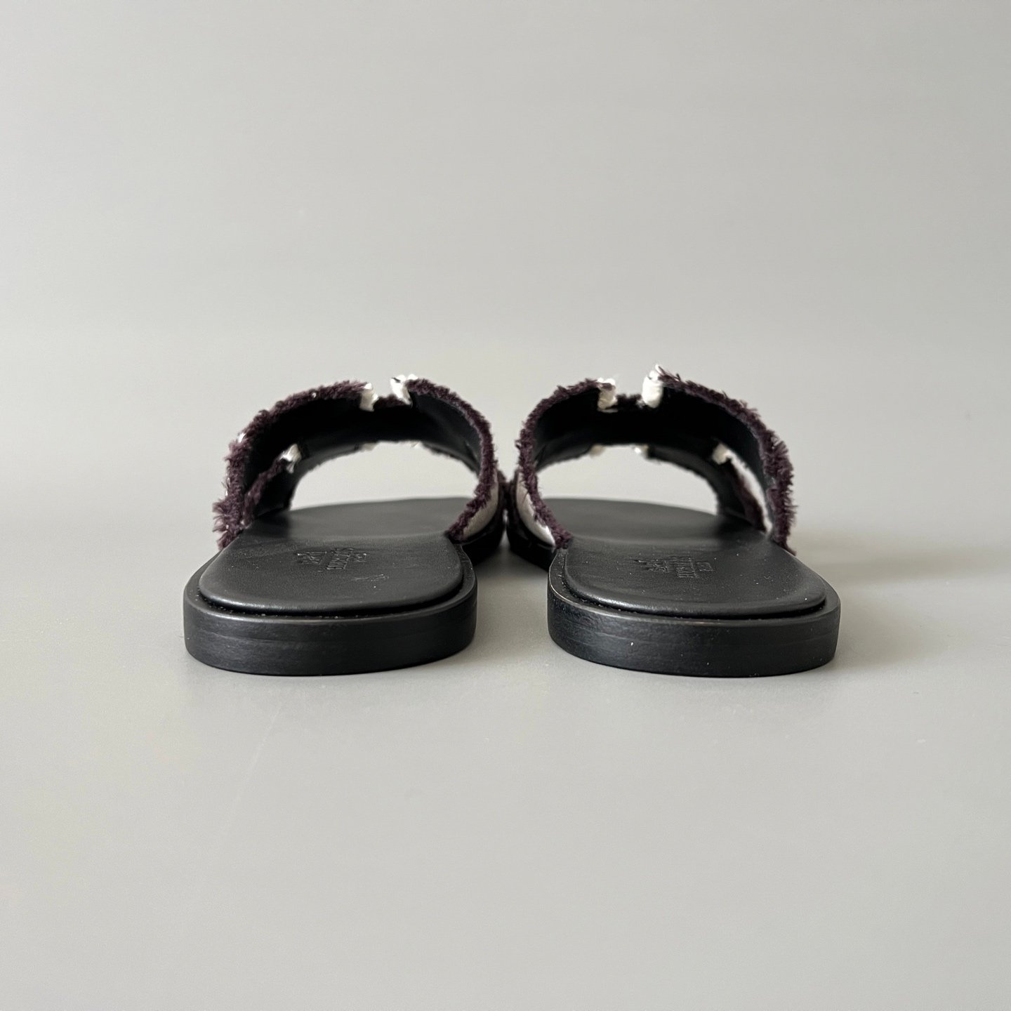 AuroraCustom Hermès Izmir Series Frayed Technical Canvas Flat Sandals (Ecru White, Espresso Black Trim & Stacked Leather Edition) - Image 5
