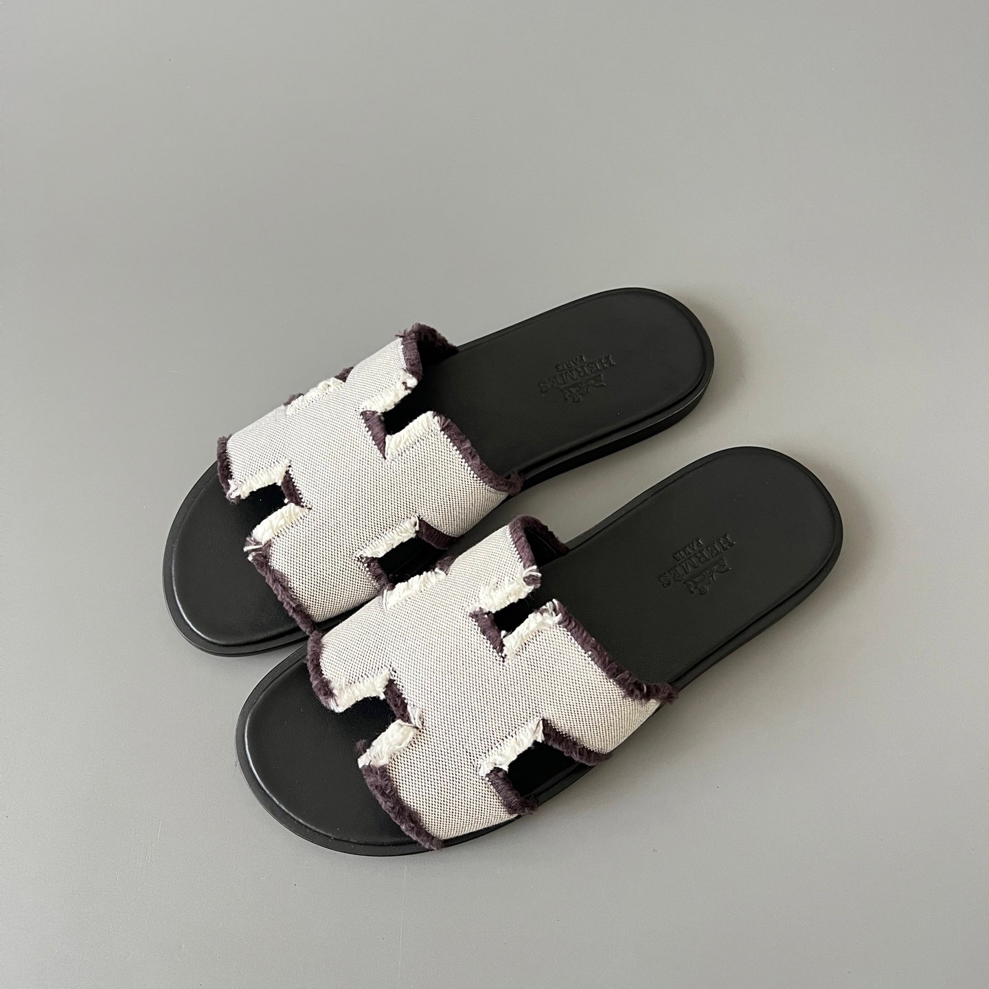 AuroraCustom Hermès Izmir Series Frayed Technical Canvas Flat Sandals (Ecru White, Espresso Black Trim & Stacked Leather Edition) - Image 8