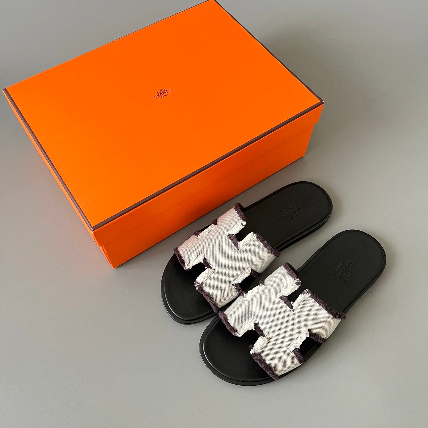 AuroraCustom Hermès Izmir Series Frayed Technical Canvas Flat Sandals (Ecru White, Espresso Black Trim & Stacked Leather Edition) - Image 9