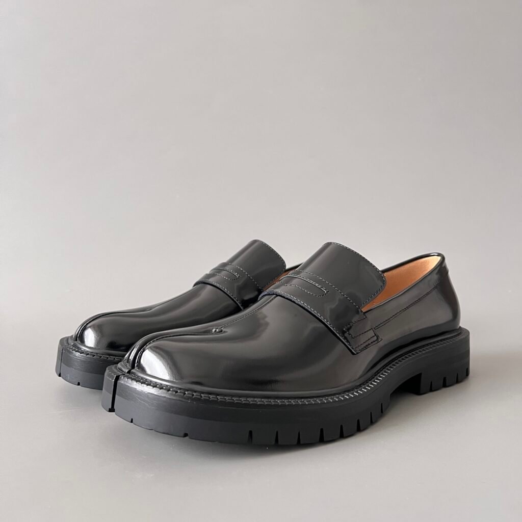 AuroraCustom Maison Margiela Tabi Split-Toe Slip-On Loafers (Premium Polished Pearlescent Calfskin & Lugged Rubber Outsole Unisex Edition)