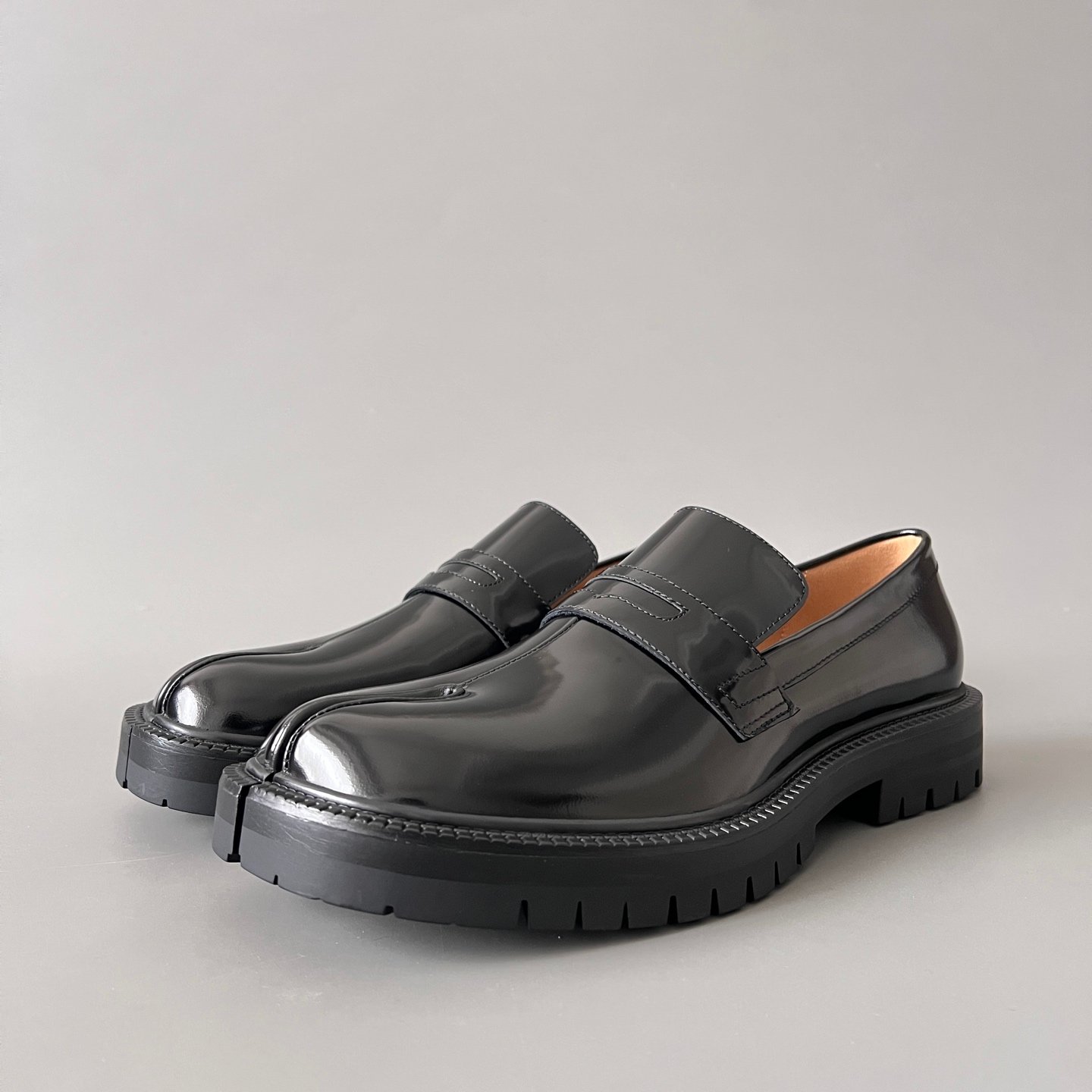 AuroraCustom Maison Margiela Tabi Split-Toe Slip-On Loafers (Premium Polished Pearlescent Calfskin & Lugged Rubber Outsole Unisex Edition)