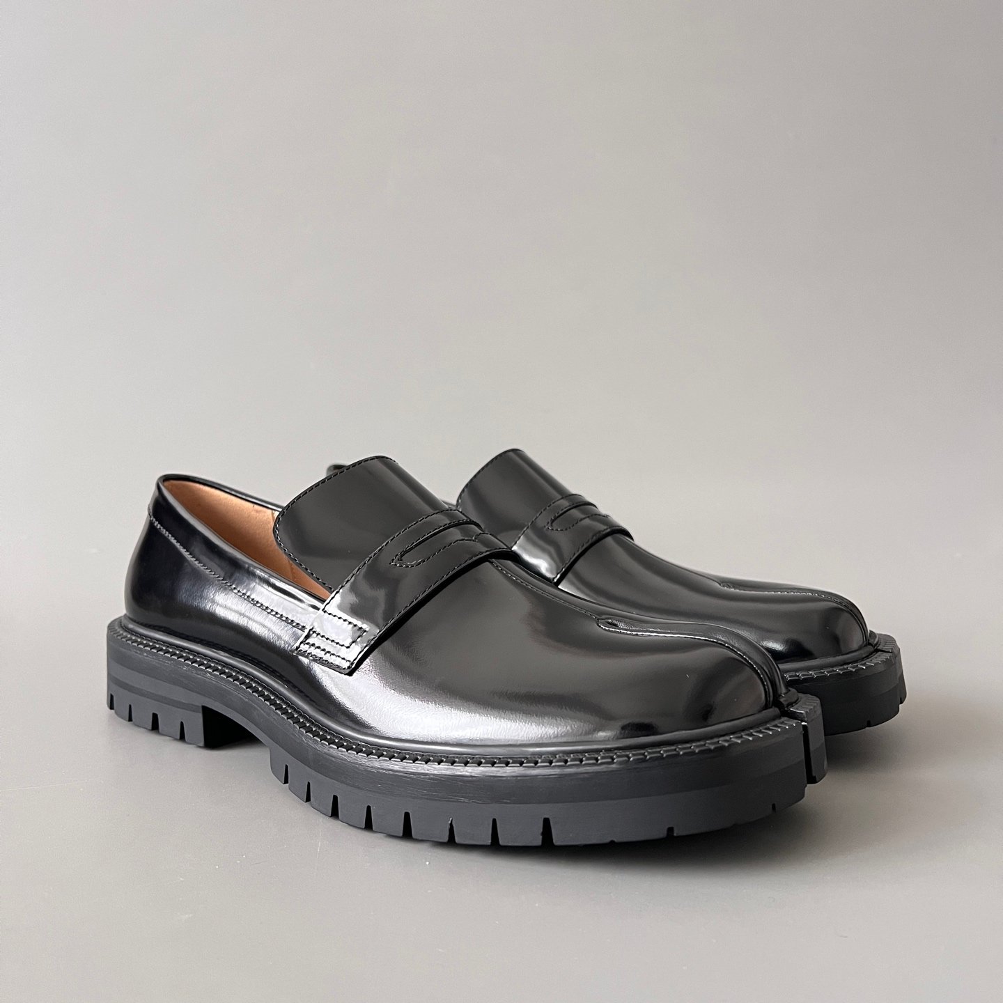 AuroraCustom Maison Margiela Tabi Split-Toe Slip-On Loafers (Premium Polished Pearlescent Calfskin & Lugged Rubber Outsole Unisex Edition) - Image 3