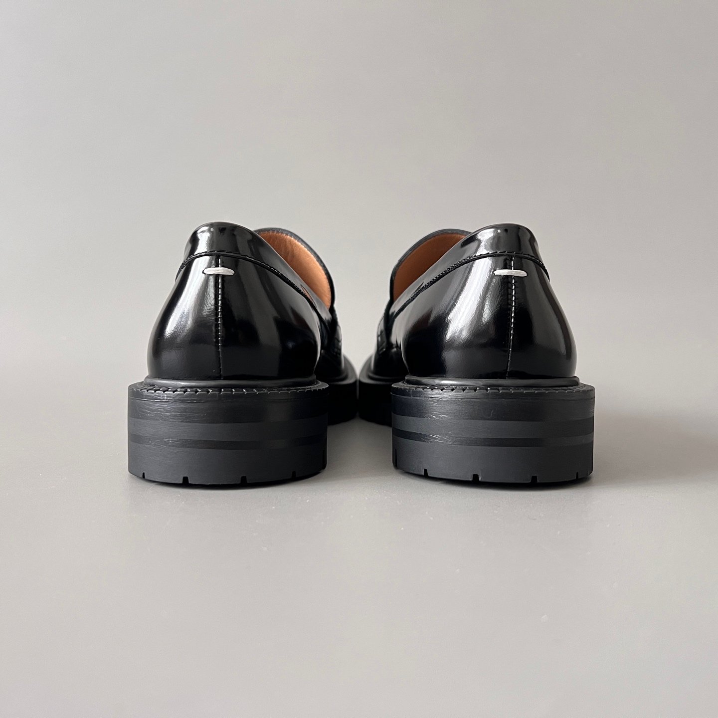 AuroraCustom Maison Margiela Tabi Split-Toe Slip-On Loafers (Premium Polished Pearlescent Calfskin & Lugged Rubber Outsole Unisex Edition) - Image 5