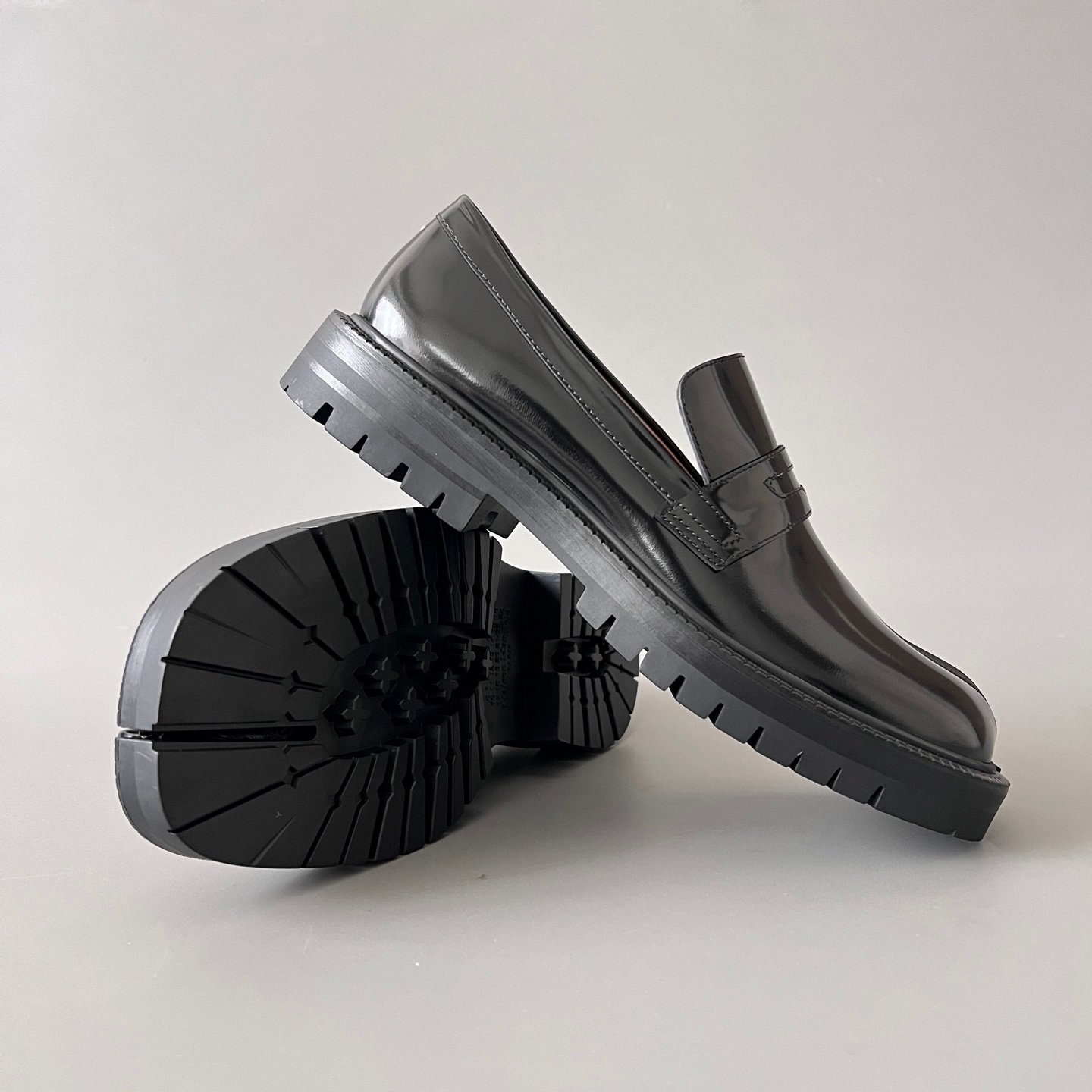 AuroraCustom Maison Margiela Tabi Split-Toe Slip-On Loafers (Premium Polished Pearlescent Calfskin & Lugged Rubber Outsole Unisex Edition) - Image 7