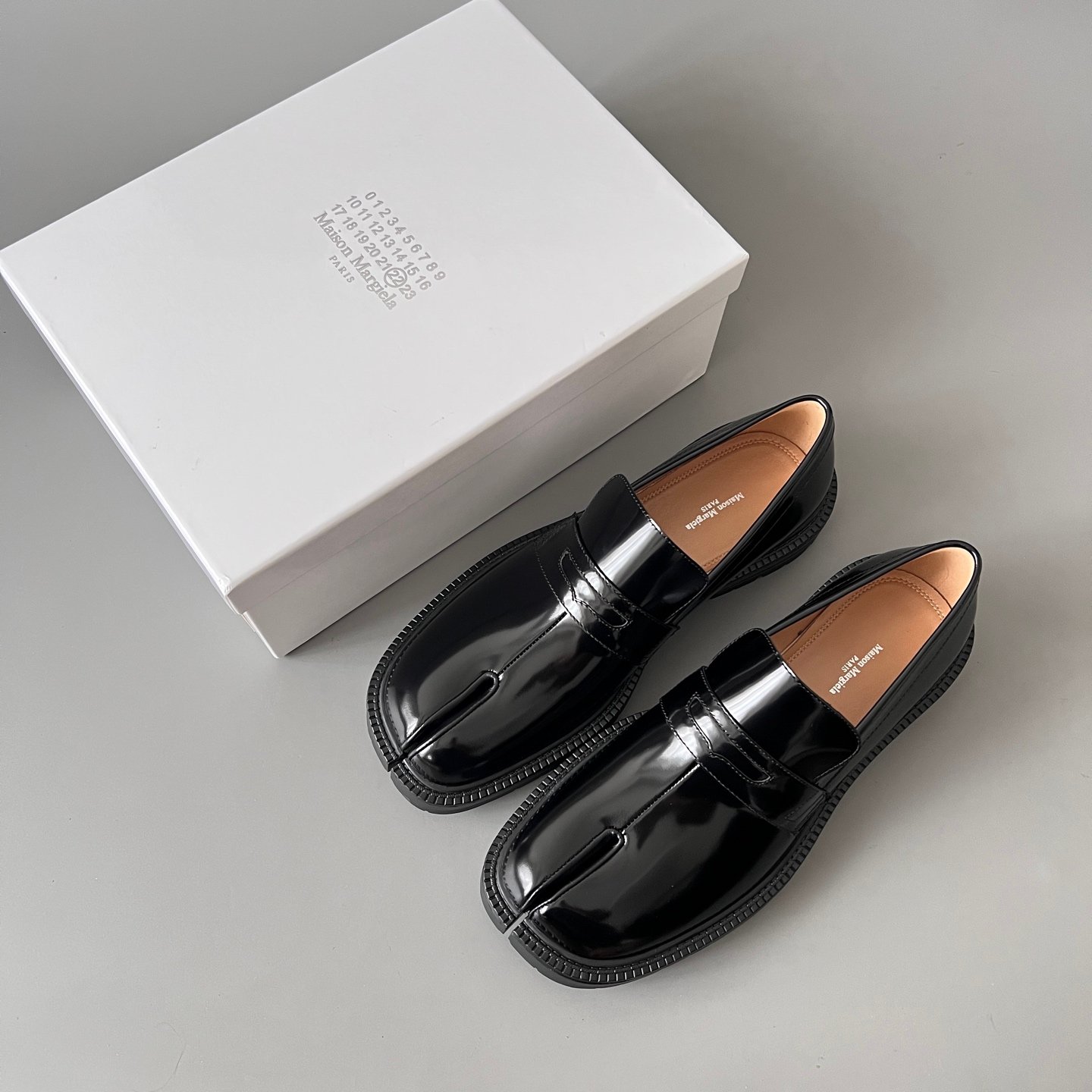 AuroraCustom Maison Margiela Tabi Split-Toe Slip-On Loafers (Premium Polished Pearlescent Calfskin & Lugged Rubber Outsole Unisex Edition) - Image 9