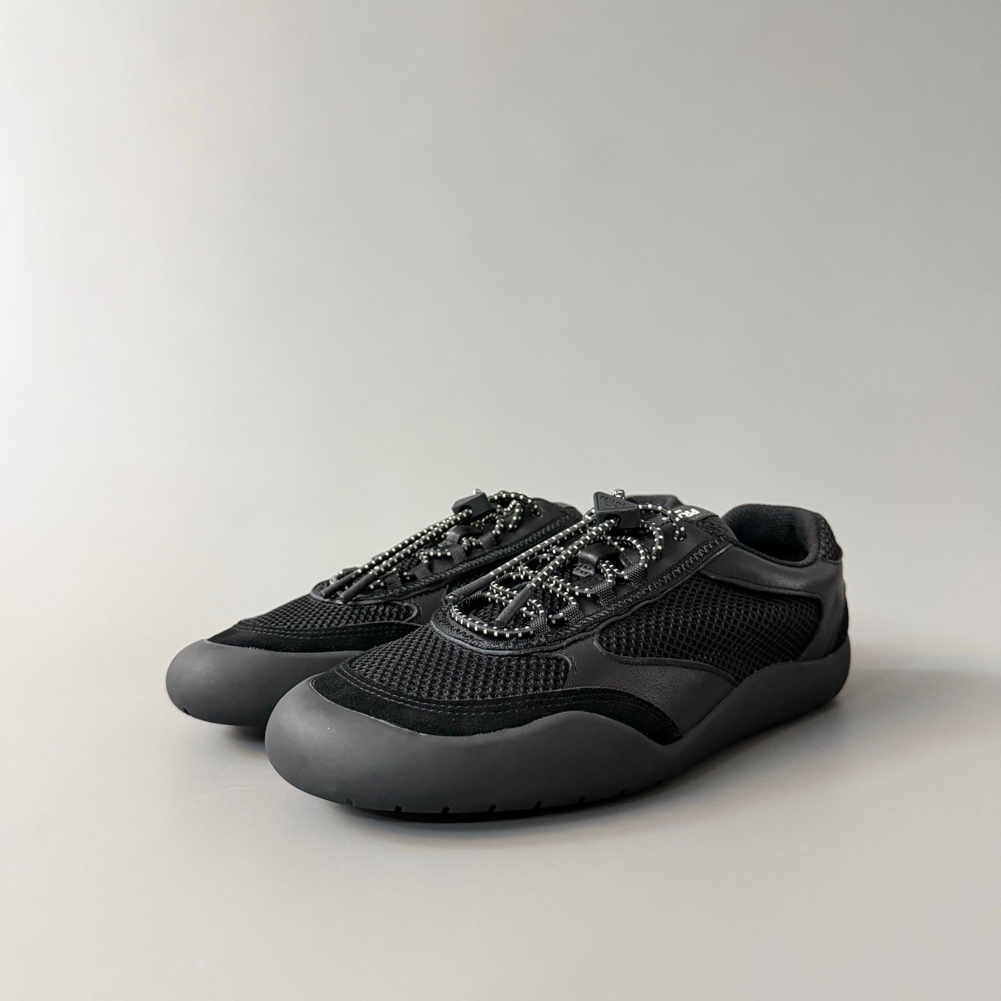 AuroraCustom Prada Speedrock Round-Toe Drawstring Low-Top Casual Sneakers (Premium Tailored Calfskin Leather, Suede Paneling & Private Mold 4cm Rubber Sole Men's Stealth Black Edition)