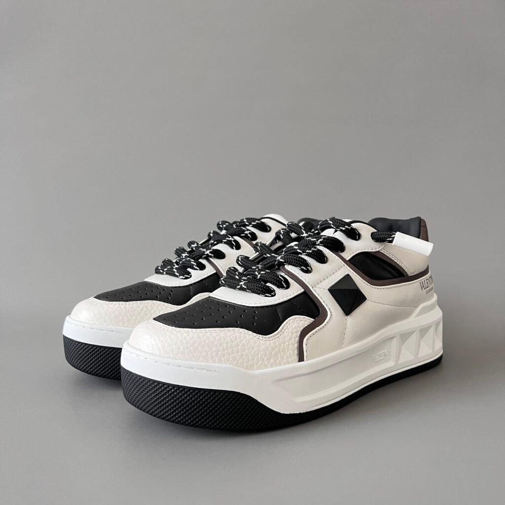 AuroraCustom Valentino GARAVANI Round-Toe Lace-Up Low-Top Sneakers (Premium Unisex White & Black Full Leather Platform Court Edition)