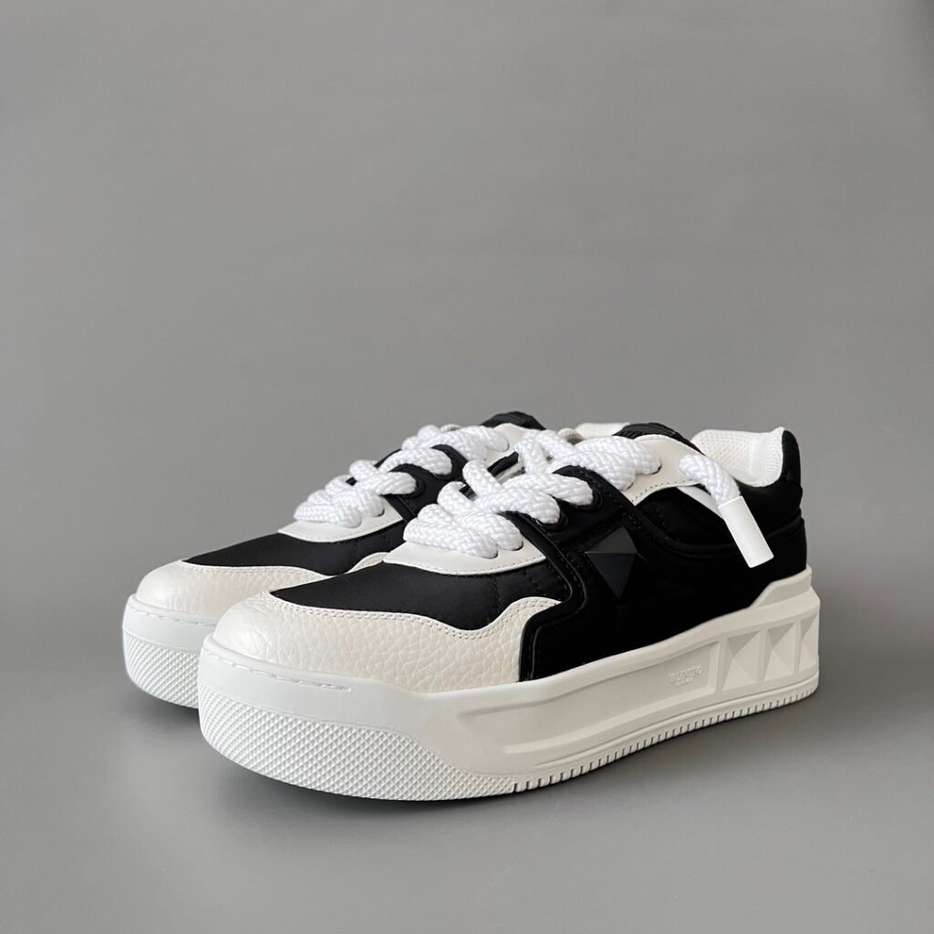 AuroraCustom Valentino GARAVANI Round-Toe Lace-Up Low-Top Sneakers (Premium Unisex White Leather & Black Technical Fabric Mixed-Material Platform Court Edition)