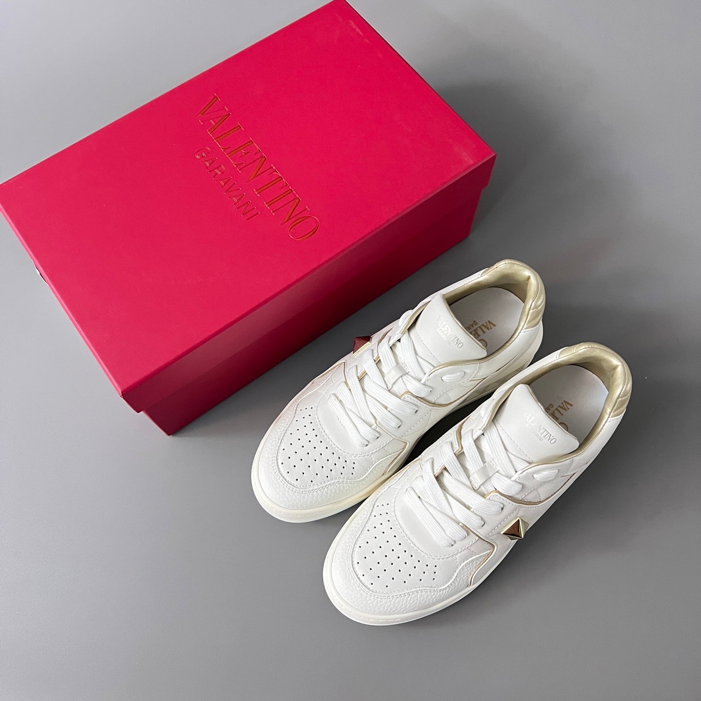 AuroraCustom Valentino GARAVANI Round-Toe Lace-Up Low-Top Sneakers (Premium Unisex White & Metallic Gold Full Leather Platform Court Edition) - Image 9